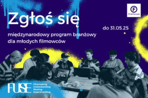 Kolorowa grafika promująca program FUSE – międzynarodowy program branżowy dla młodych filmowców. Na górze grafiki na tle ciemnoniebieskim z kolorowymi plamami farby (niebieska, żółta, biała) widnieje napis „Zgłoś się do 31.05.25”, a niżej: „międzynarodowy program branżowy dla młodych filmowców”. W prawym górnym rogu znajduje się logo Filmforum. Na dole znajduje się czarno-białe zdjęcie grupy młodych ludzi siedzących przy stole z laptopami, rozmawiających i pracujących w zespole. W lewym dolnym rogu znajduje się logo FUSE oraz rozwinięcie skrótu: Filmmaking, Understanding, Sharing, Experimenting.