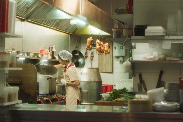 Kadr z filmu "Entropia". Kobieta gotuje w kuchni restauracji.