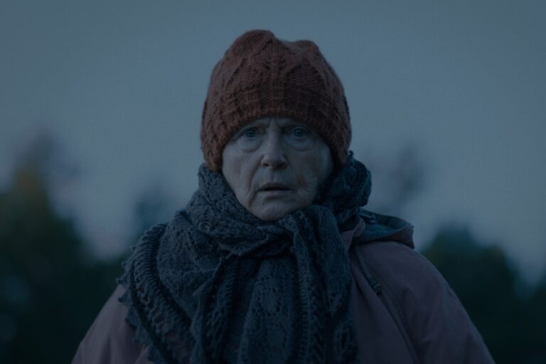 Kadr z filmu "Przybieżeli". Kobieta patrzy przed siebie, ma zaniepokojony wyraz twarzy.