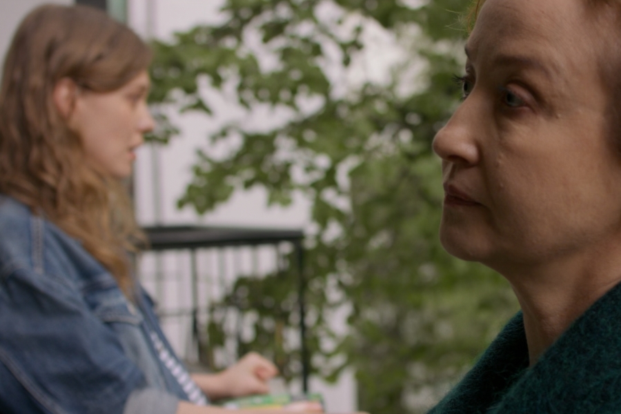 Kadr z filmu "Zakalec". Na pierwszym planie po prawej matka, na drugim po lewej córka. Obie zwrócone profilem do kamery; nie patrzą na siebie, nie uśmiechają się.