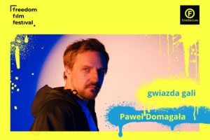 Grafika przedstawiająca Pawła Domagałę w żółtej ramce z mazami. Napis "gwiazda gali Paweł Domagała", logotypy Filmforum i FREEDOM Film Festival