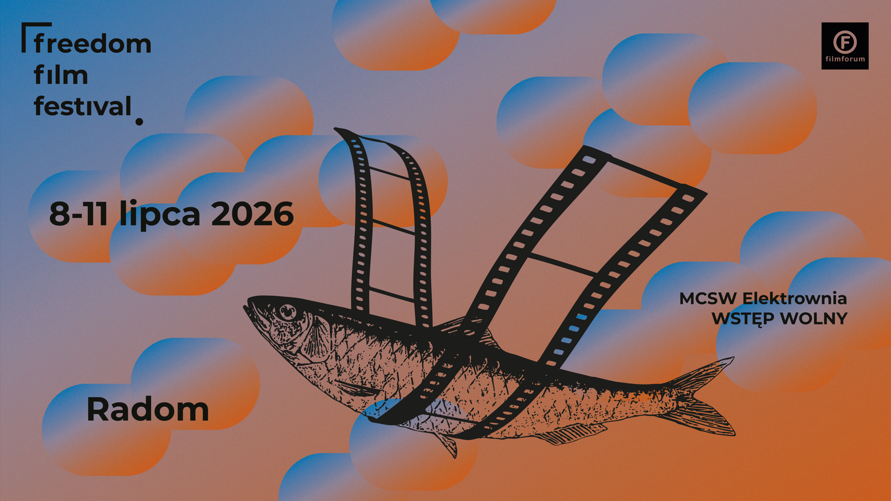 Plakat 5. edycji FREEDOM Film Festival. Na tle gradientowych chmur w odcieniach pomarańczu i błękitu znajduje się czarno-biała ilustracja ryby ze „skrzydłami” z taśmy filmowej. W lewym górnym rogu logo festiwalu, w prawym logo Stowarzyszenia FILMFORUM. Tekst informacyjny: 8–11 lipca 2026, Radom. MCSW Elektrownia, wstęp wolny.