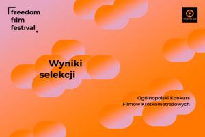Grafika z pomarańczowo-różowym gradientem w tle, przypominającym zachód słońca. Na niebie widoczne są chmurki, na których umieszczono napisy „Wyniki selekcji” oraz „Ogólnopolski Konkurs Filmów Krótkometrażowych”. W górnej części grafiki znajdują się logotypy FREEDOM Film Festival oraz Stowarzyszenia FILMFORUM.
