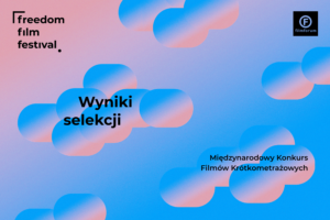 Grafika z niebiesko-różowym gradientem w tle, przypominającym zachód słońca. Na niebie widoczne są chmurki, na których umieszczono napisy „Wyniki selekcji” oraz „Międzynarodowy Konkurs Filmów Krótkometrażowych”. W górnej części grafiki znajdują się logotypy FREEDOM Film Festival oraz Stowarzyszenia FILMFORUM.