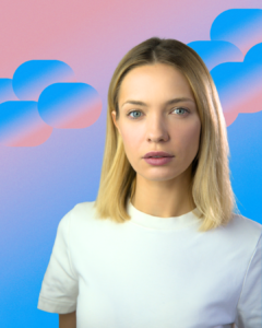 Paulina Gałązka na niebiesko-różowym tle przypominającym zachód słońca.